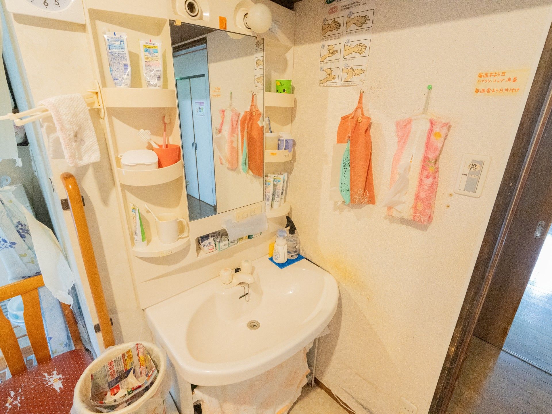 洗面台と収納棚