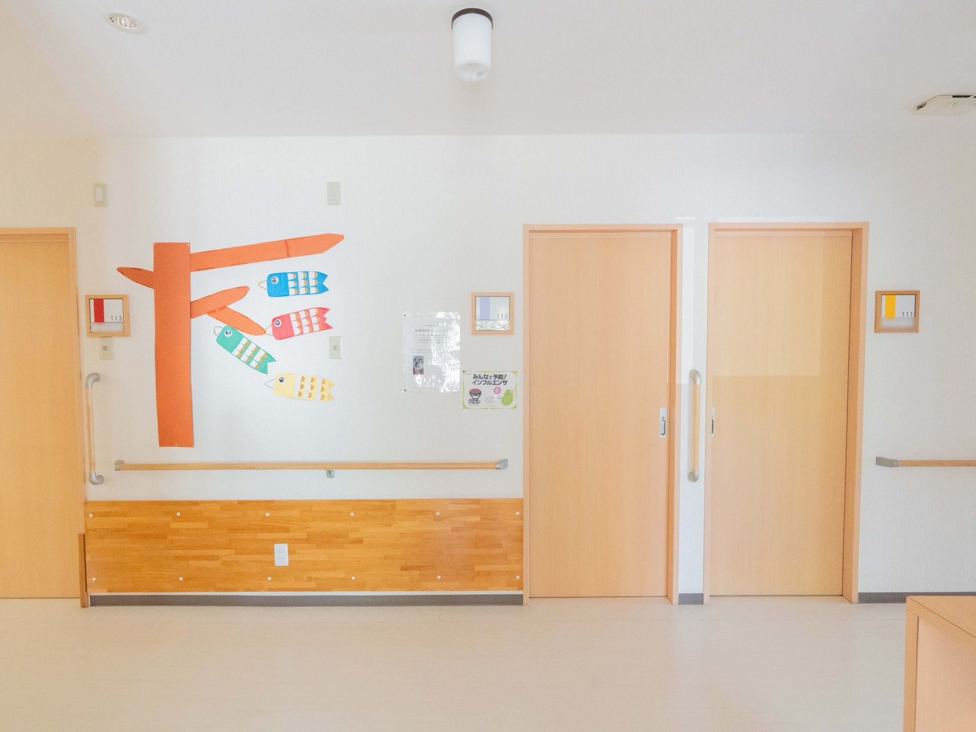 明るい廊下の壁面