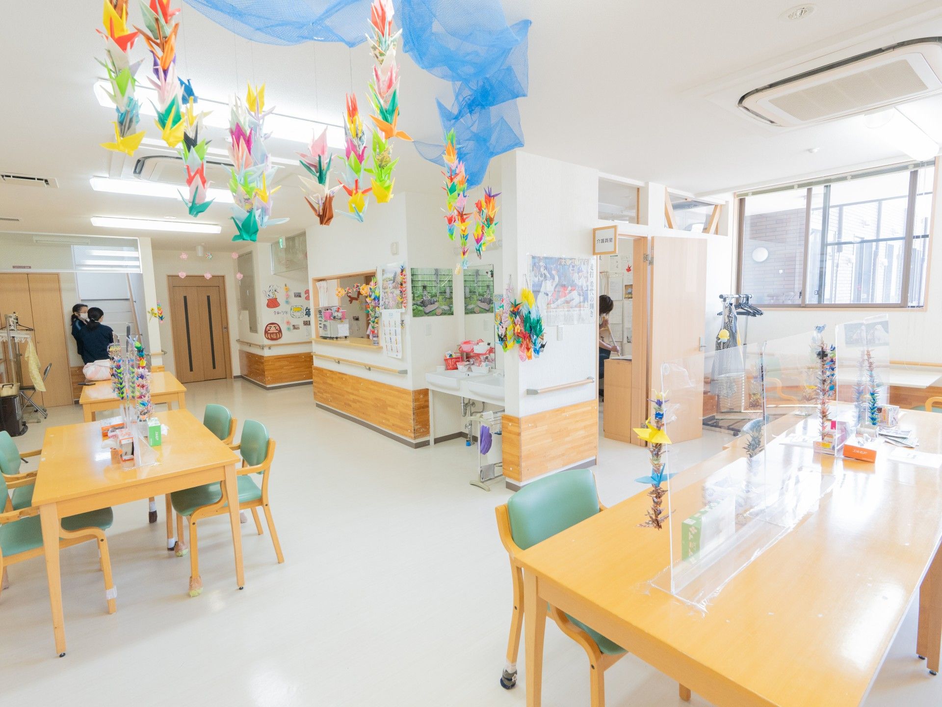 折り紙が飾られた明るい部屋