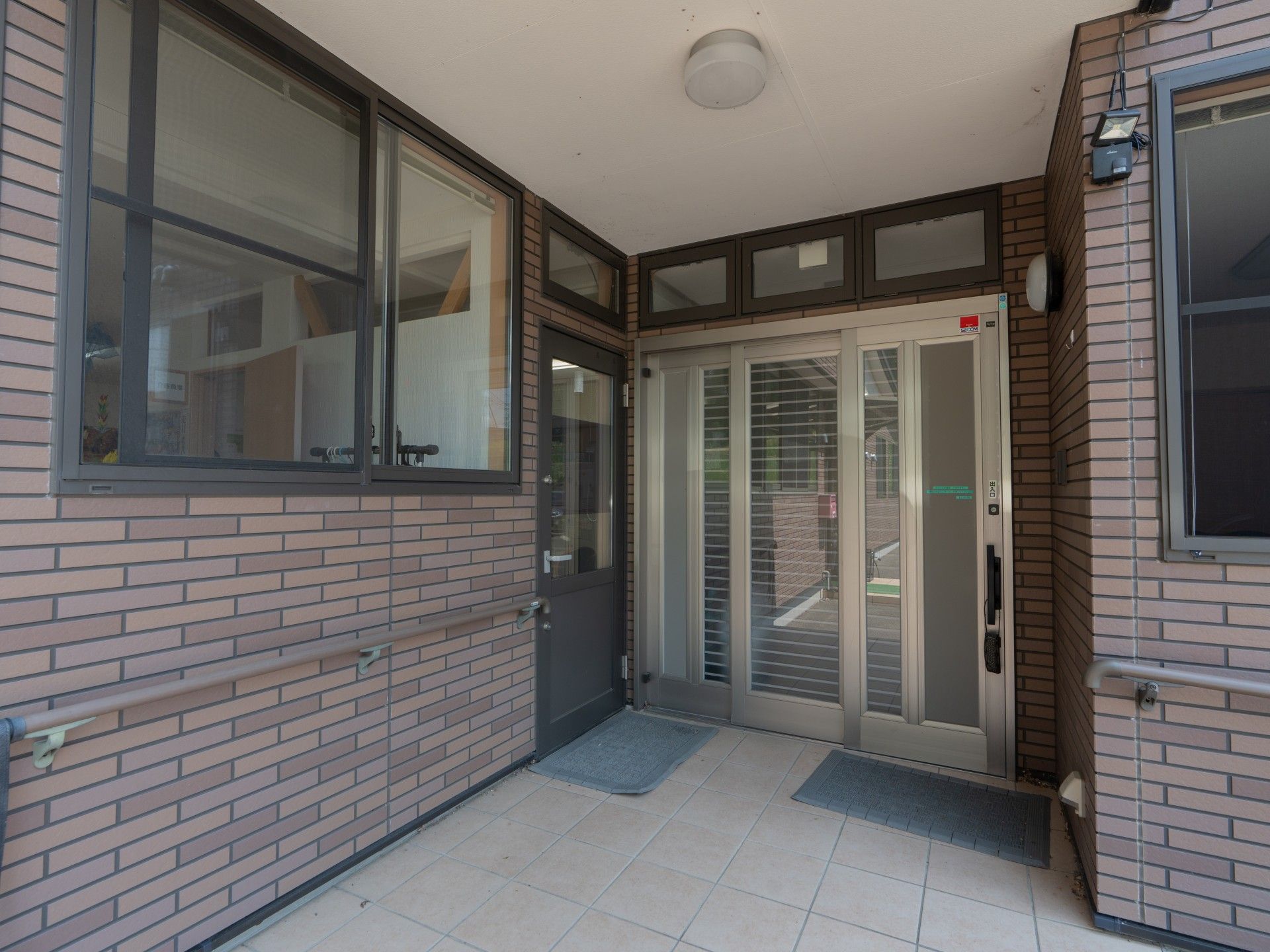 手すり付きの玄関