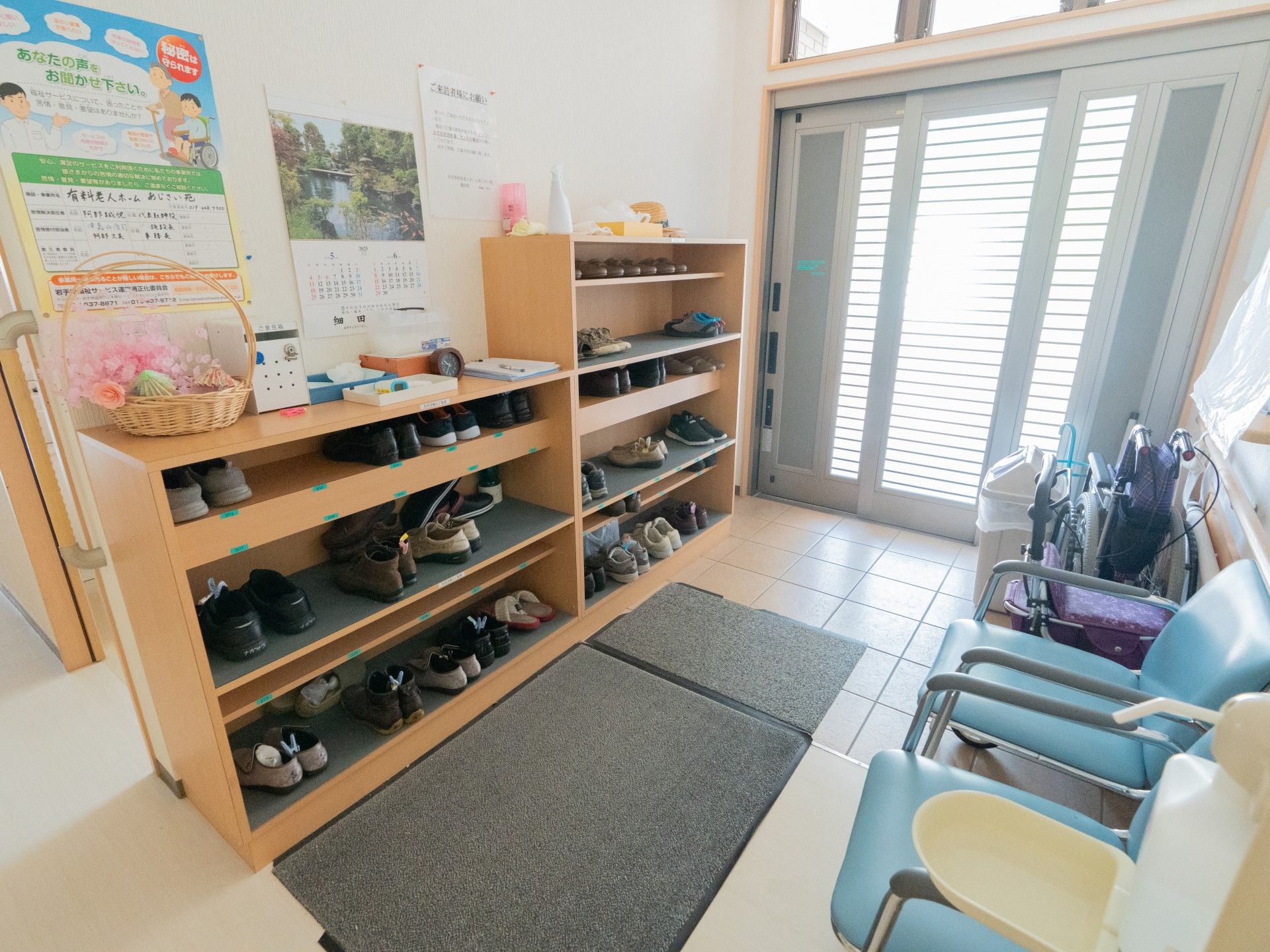 靴棚と出入口の様子