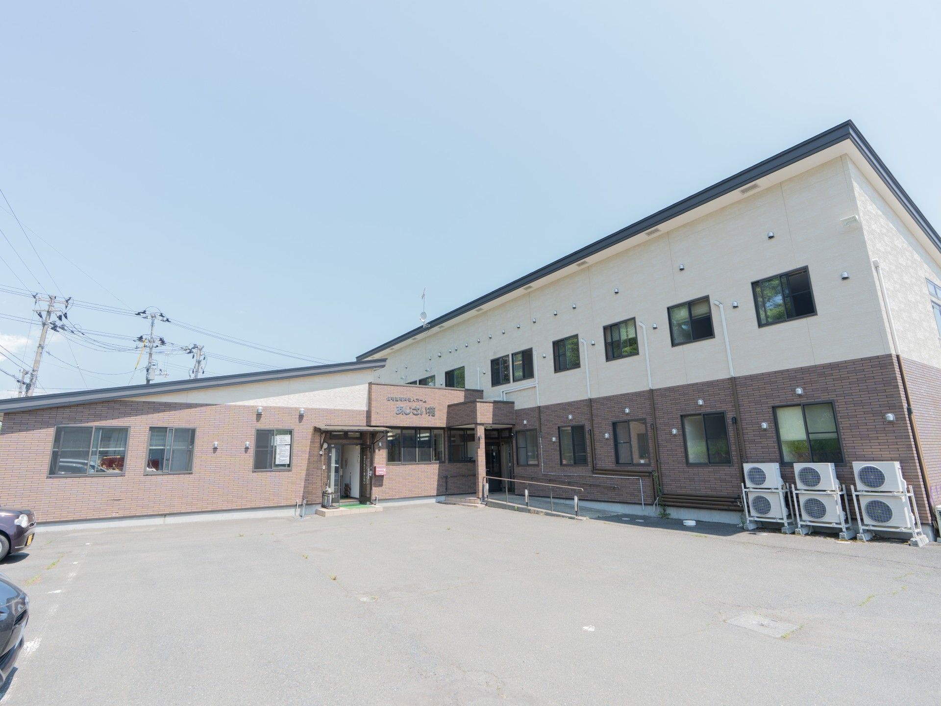 広い駐車場のある建物