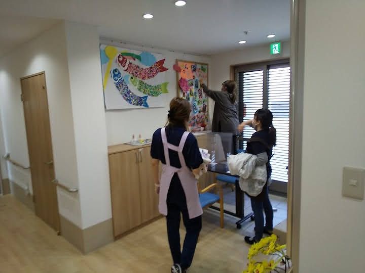 廊下での飾り付け作業