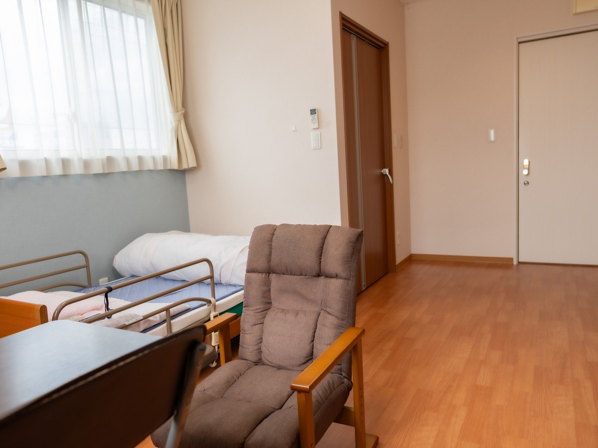 ソファとベッドがある居室