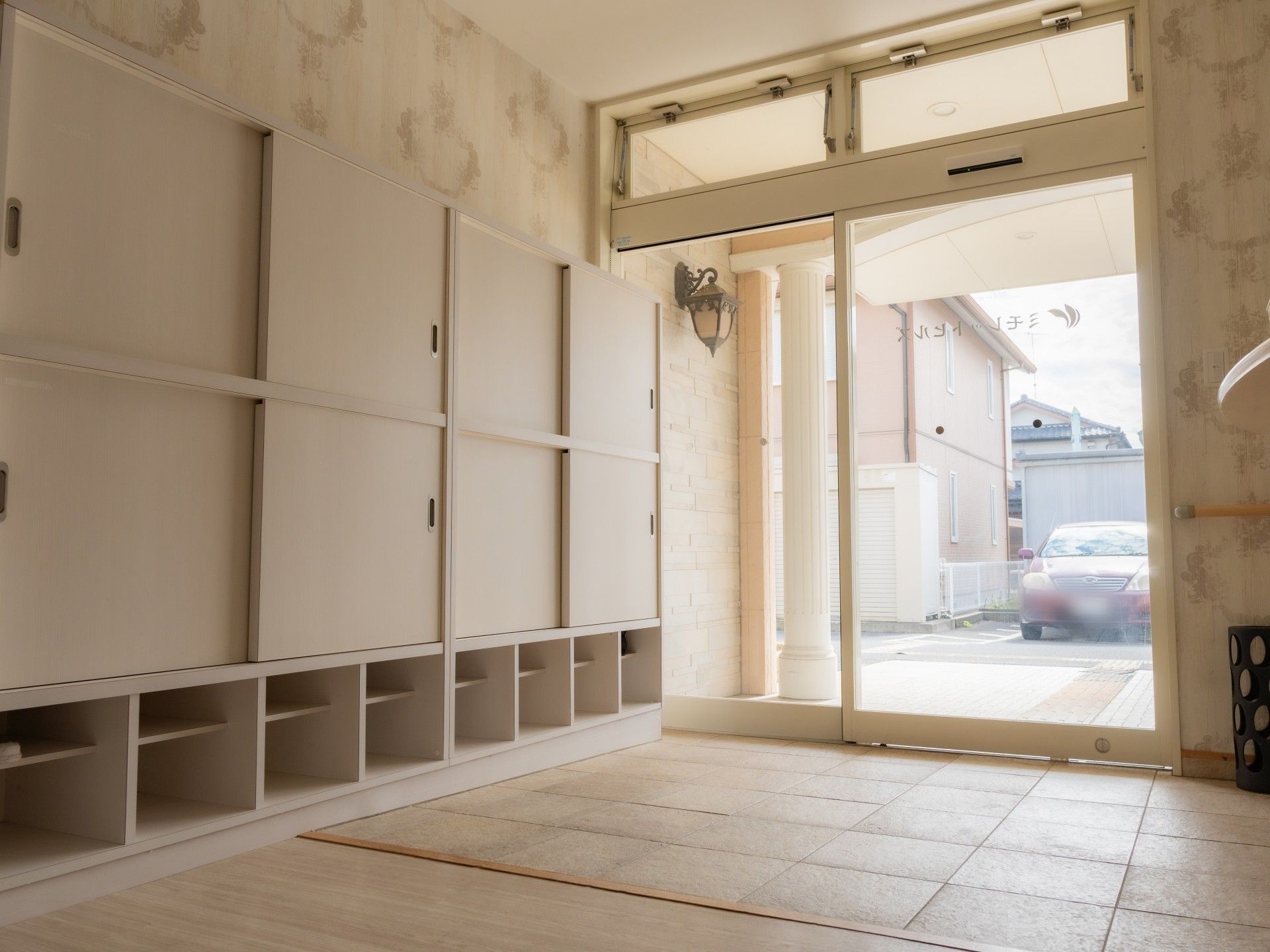 壁紙が特徴的な玄関