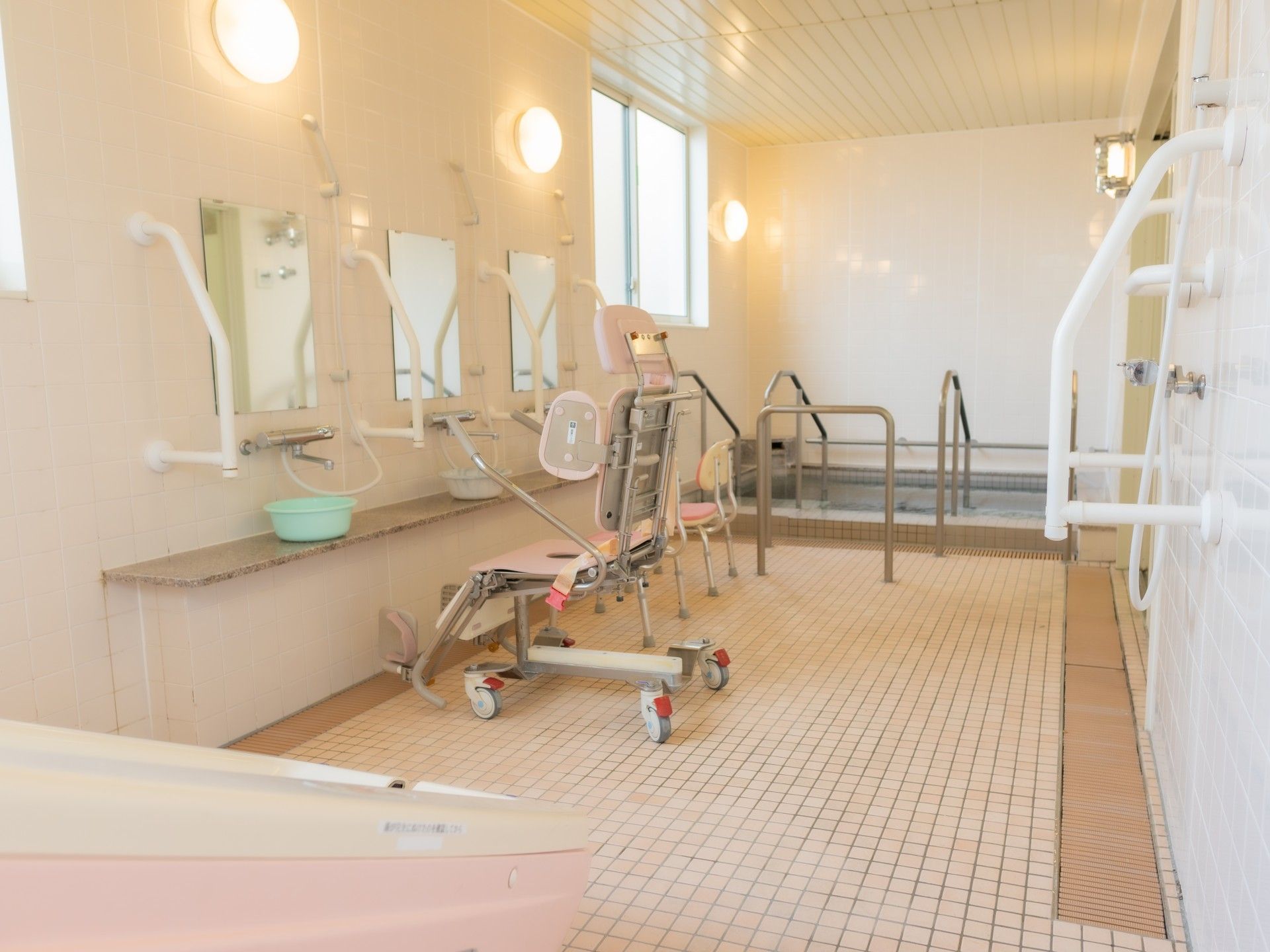 奥行きのある広い浴室