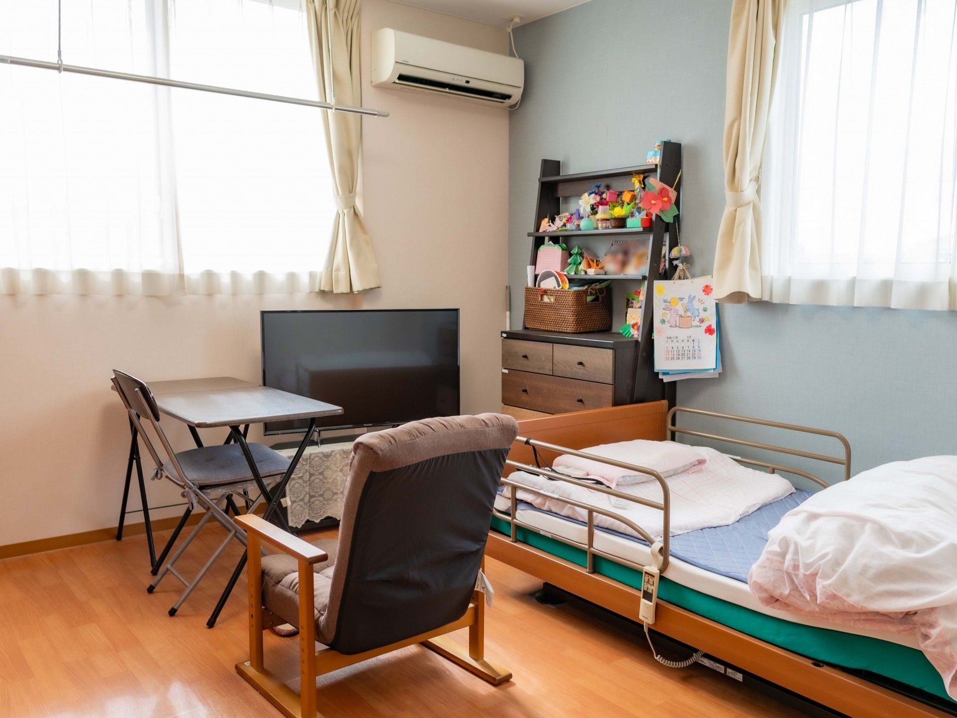 窓が2つある居室