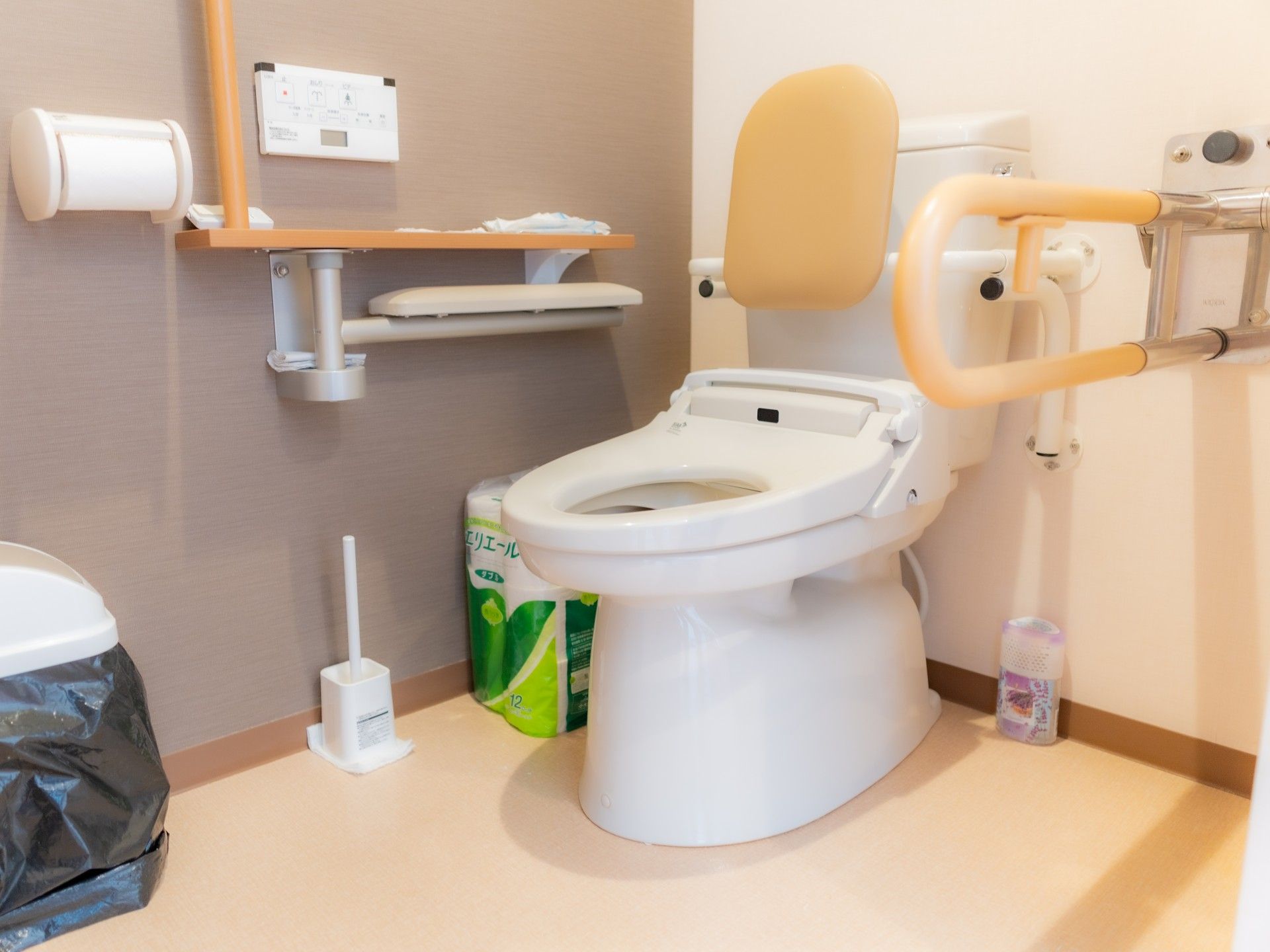 背もたれのついたトイレ