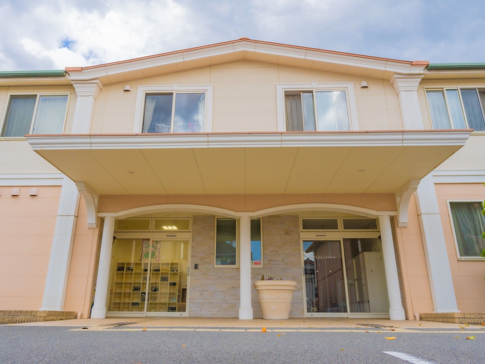 入り口が2つある外観