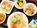 いろとりどりのおかずや麺類がのっているメニューの写真。ある日のメニュー例