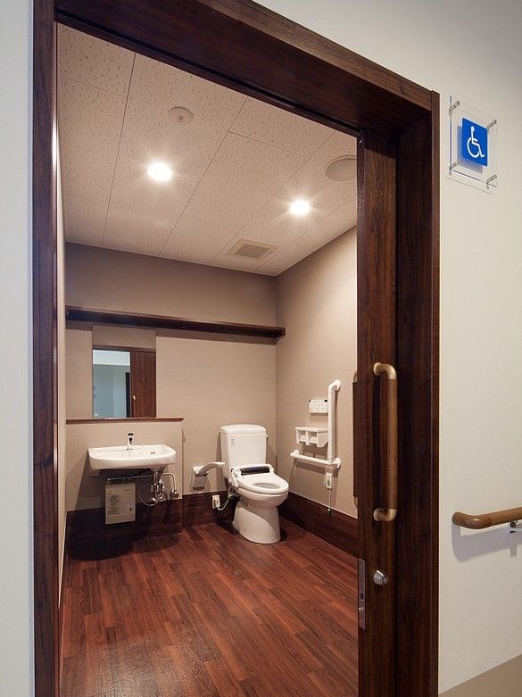トイレと洗面台が一体になったタイプの介護用トイレの様子。車いすで入れる広さ