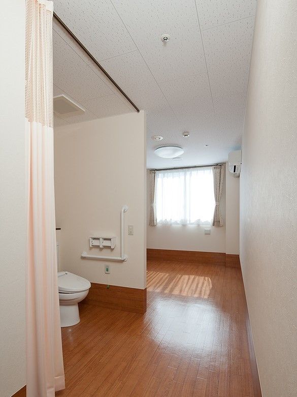 ドアレスタイプのトイレが取り付けてある居室の様子。最新型の介護設備