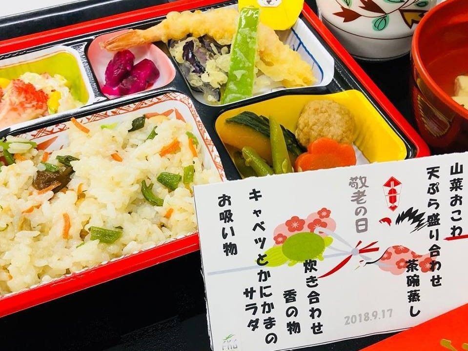 てんぷらやちらし寿司が並んでいる特別食の様子。敬老の日の特別食の写真