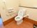 トイレはとてもきれいに保たれている。便座の横には可動式の手すりがある。ペーパーホルダーが２つついている。