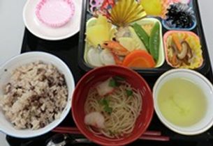 おせち料理と赤飯とにゅうめんのセット
