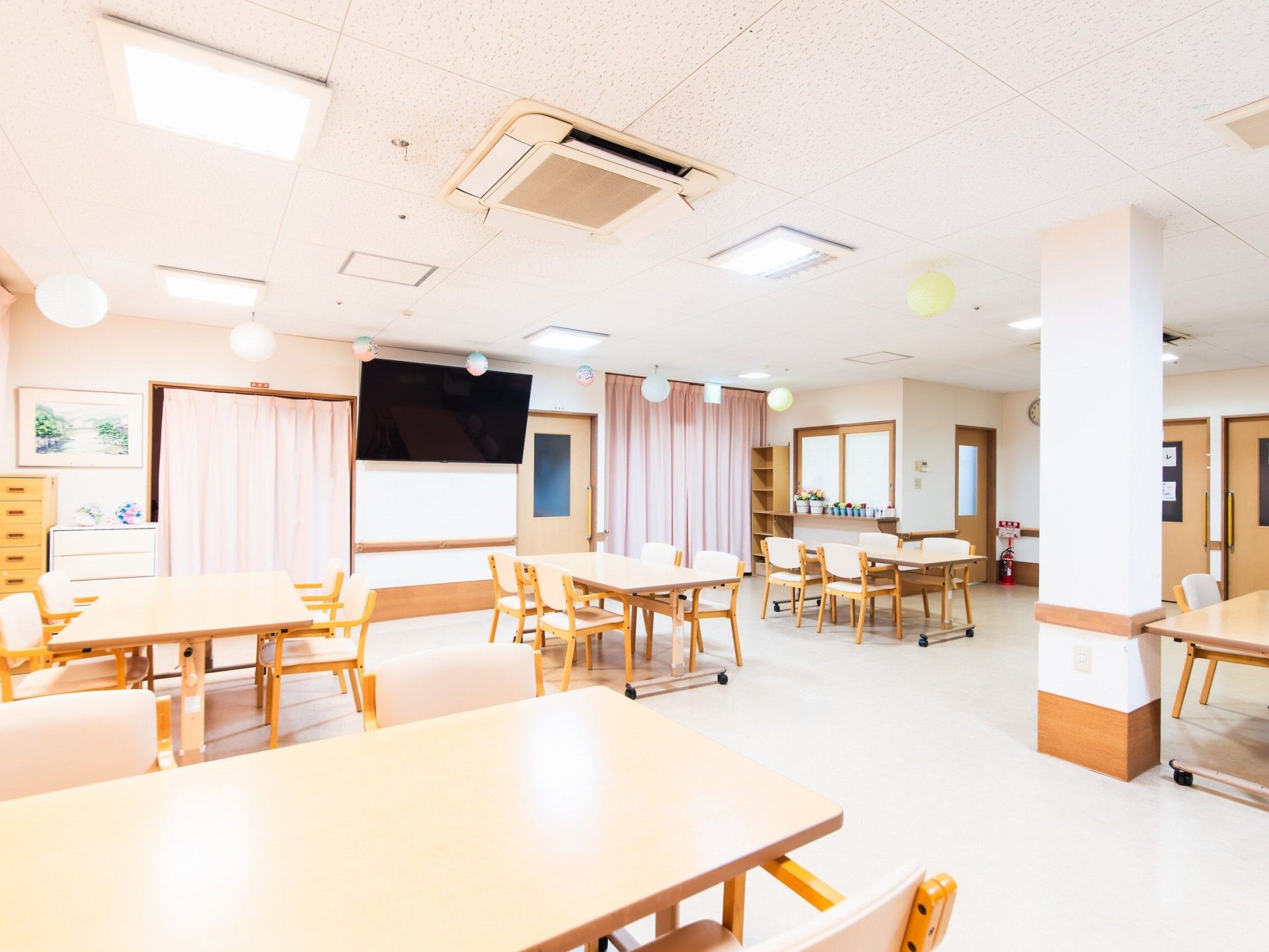 明るい共用ダイニング