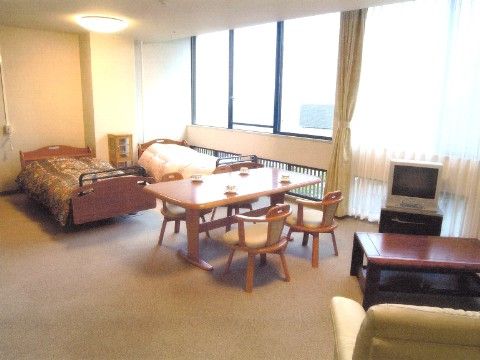 介護用ベッドが２台並べて設置されたお2人様用の居室
