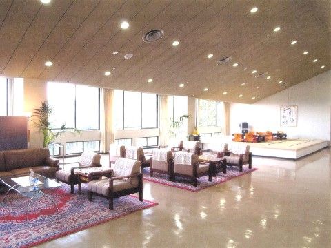 ロビーは天井が高く開放感があり、スペースも広い。通路も広く段差がない。長ソファー、応接セットが設置されている。