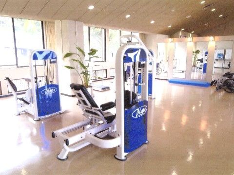 床面はバリアフリー仕様で、段差がない。大きな鏡や、さまざまな種類のトレーニング機器が設置されている。