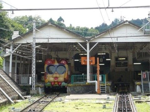 鉄道の駅が施設付近にあり、気軽に来訪できる。可愛らしい車輌のケーブルカーが走っており、地域の人々に親しまれている。