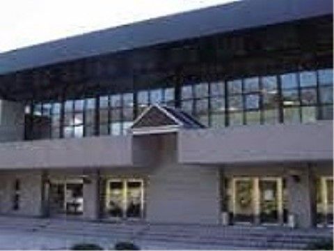 近隣には公共の大きな体育館があり、地域の交流や、イベントなどに利用されており、各種イベントがあり、地域社会に参加できる。