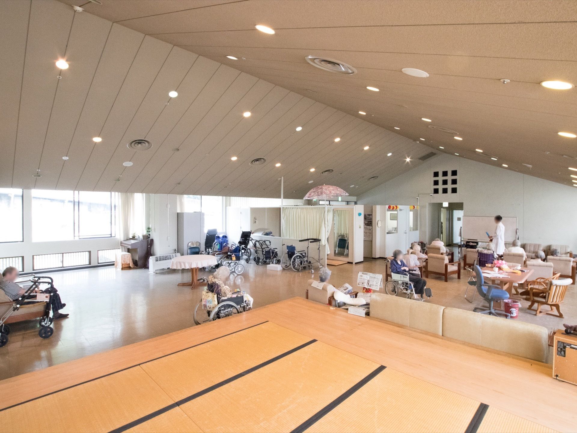 道幅が広い共有スペースで、テーブルや椅子が用意されている。また、畳も敷かれており、落ち着いた雰囲気の空間になっている。