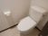 トイレは暖房洗浄機能つきである。便座の横に操作盤がある。座って右側の壁にペーパーホルダーがついている。