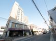 片側一車線の道路沿いに立っている10階建ての施設である。周囲の建物よりも高く、日当たりがよくなっている。