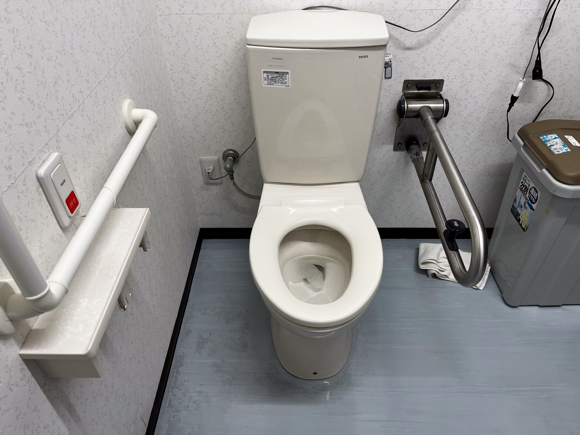 手すり付きのトイレ