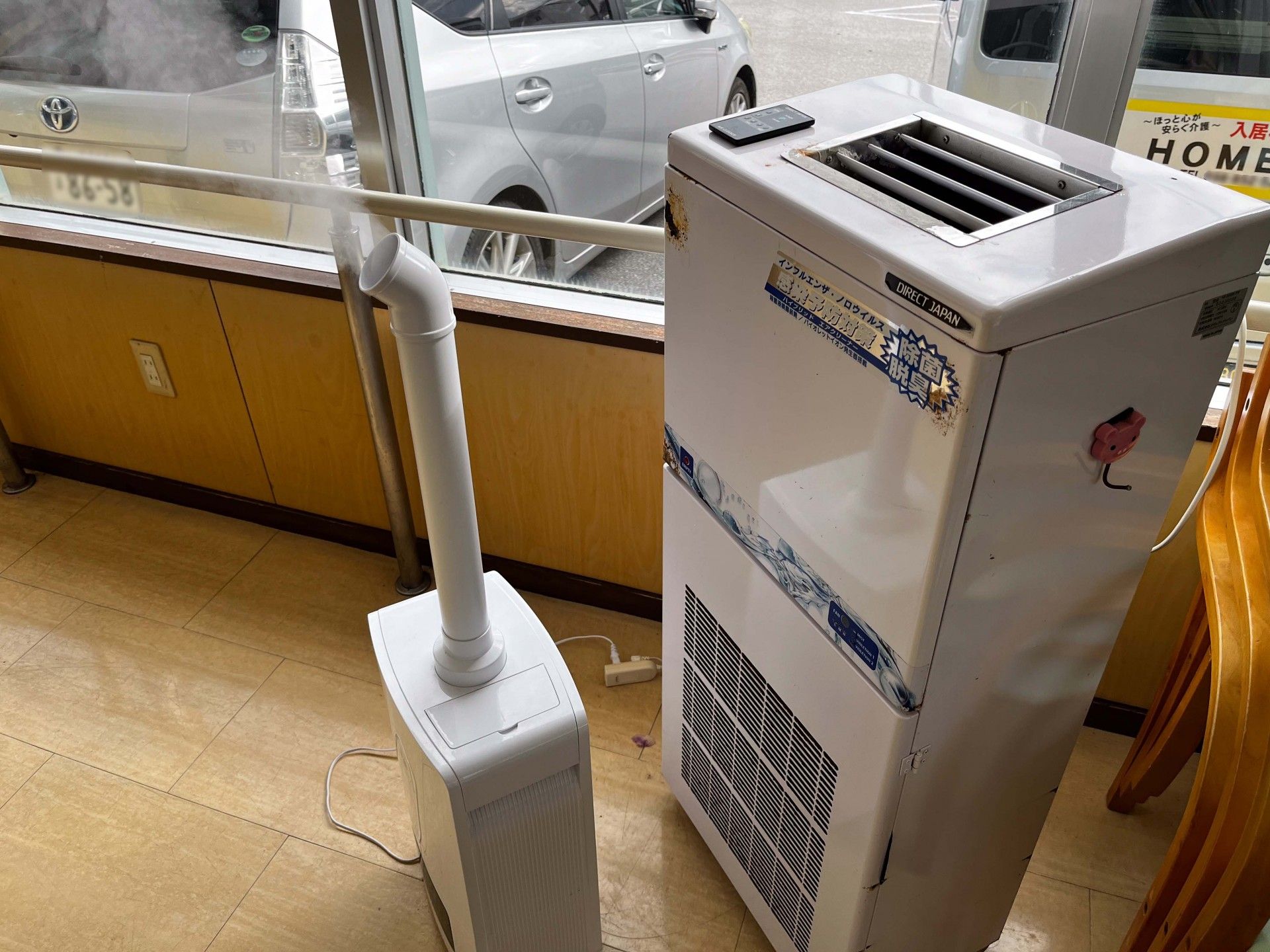 窓際の加湿器と空気清浄機