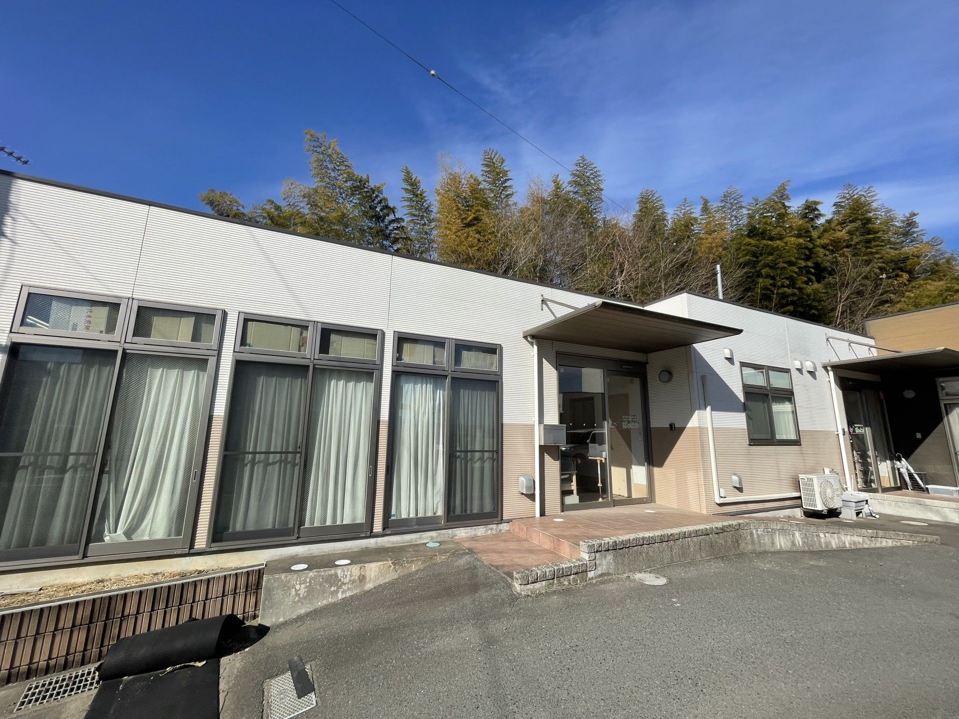 車いすに座っている男性と寄り添う介護スタッフ