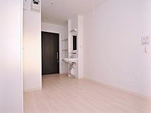 一人用のワンルームタイプの部屋の様子。奥のほうに洗面台がついているスペース