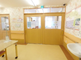 温かみのある介護施設の廊下
