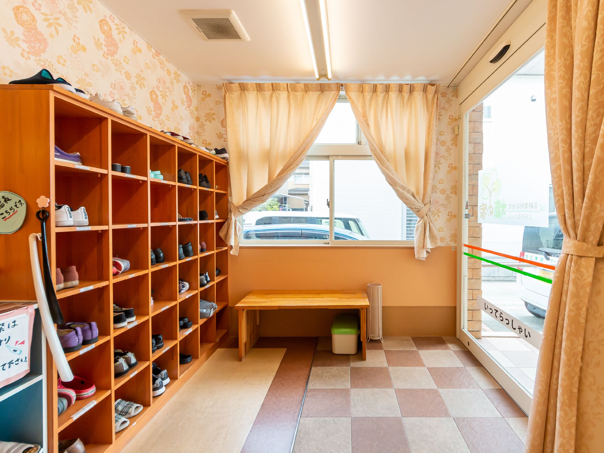 座りながら靴の履き替えをしていただける玄関