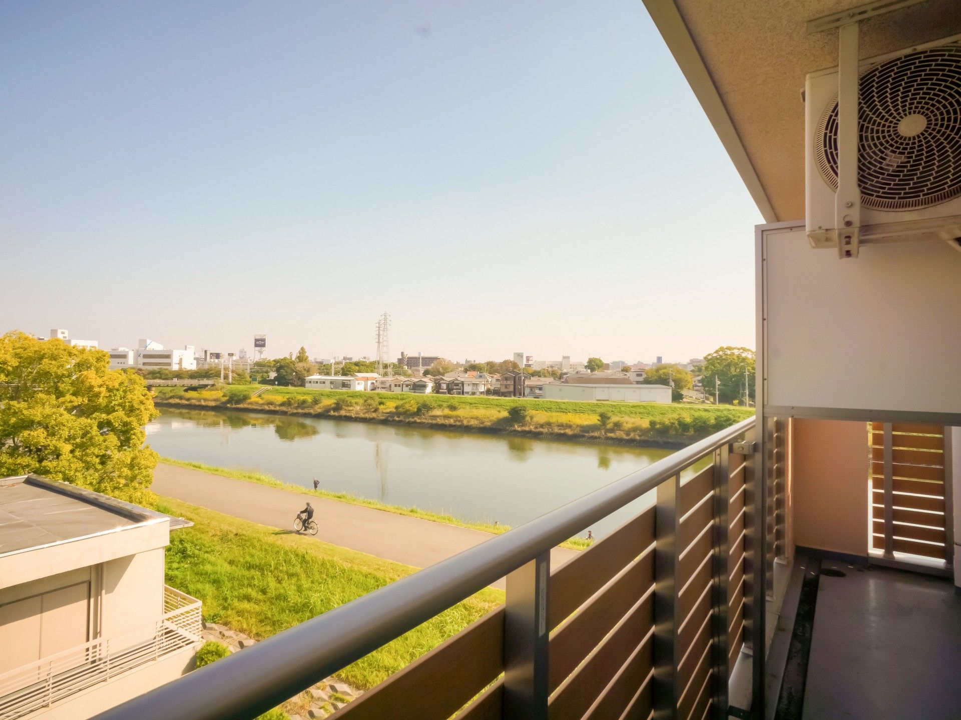 ベランダから見える川沿いの景色