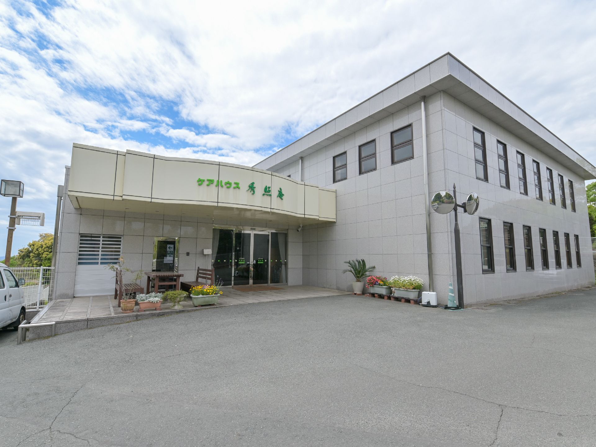 エントランスがバリアフリー仕様になっている３階建ての施設