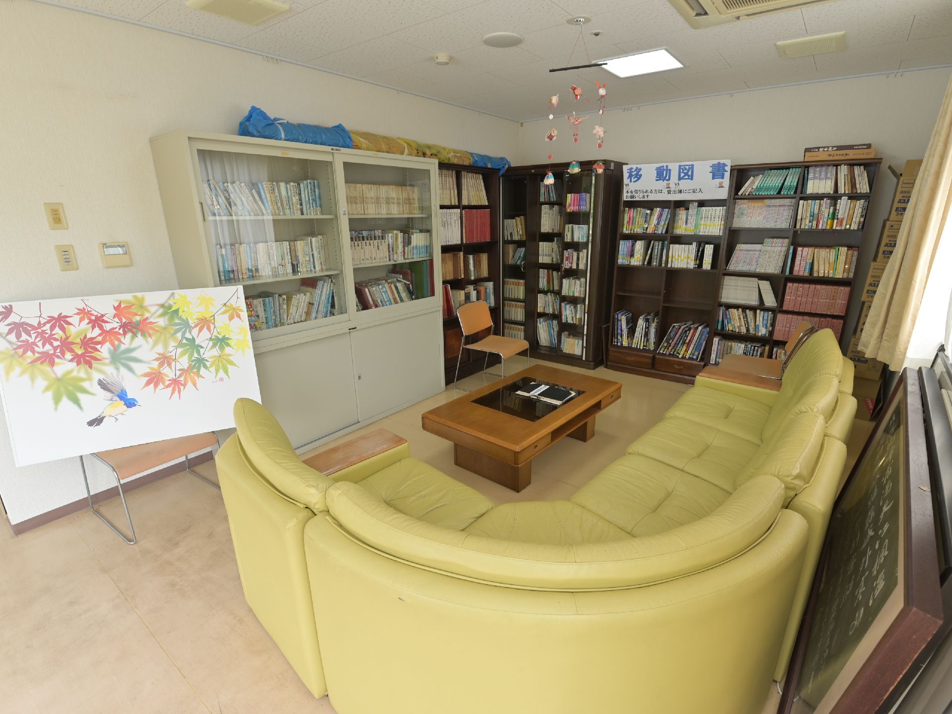 多くの本が並ぶ図書室のようなスペース。手前に本を読めるスペースがある