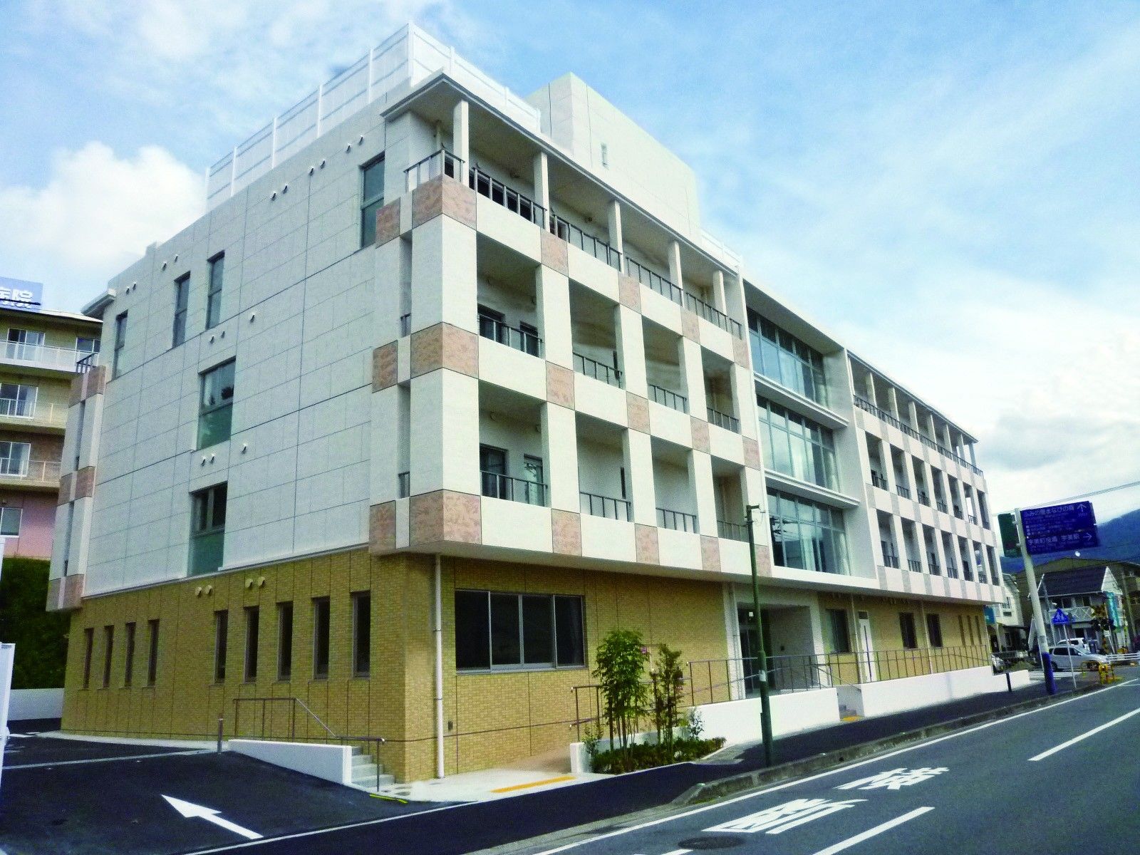 広いエントランスの建物