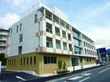 広いエントランスの建物