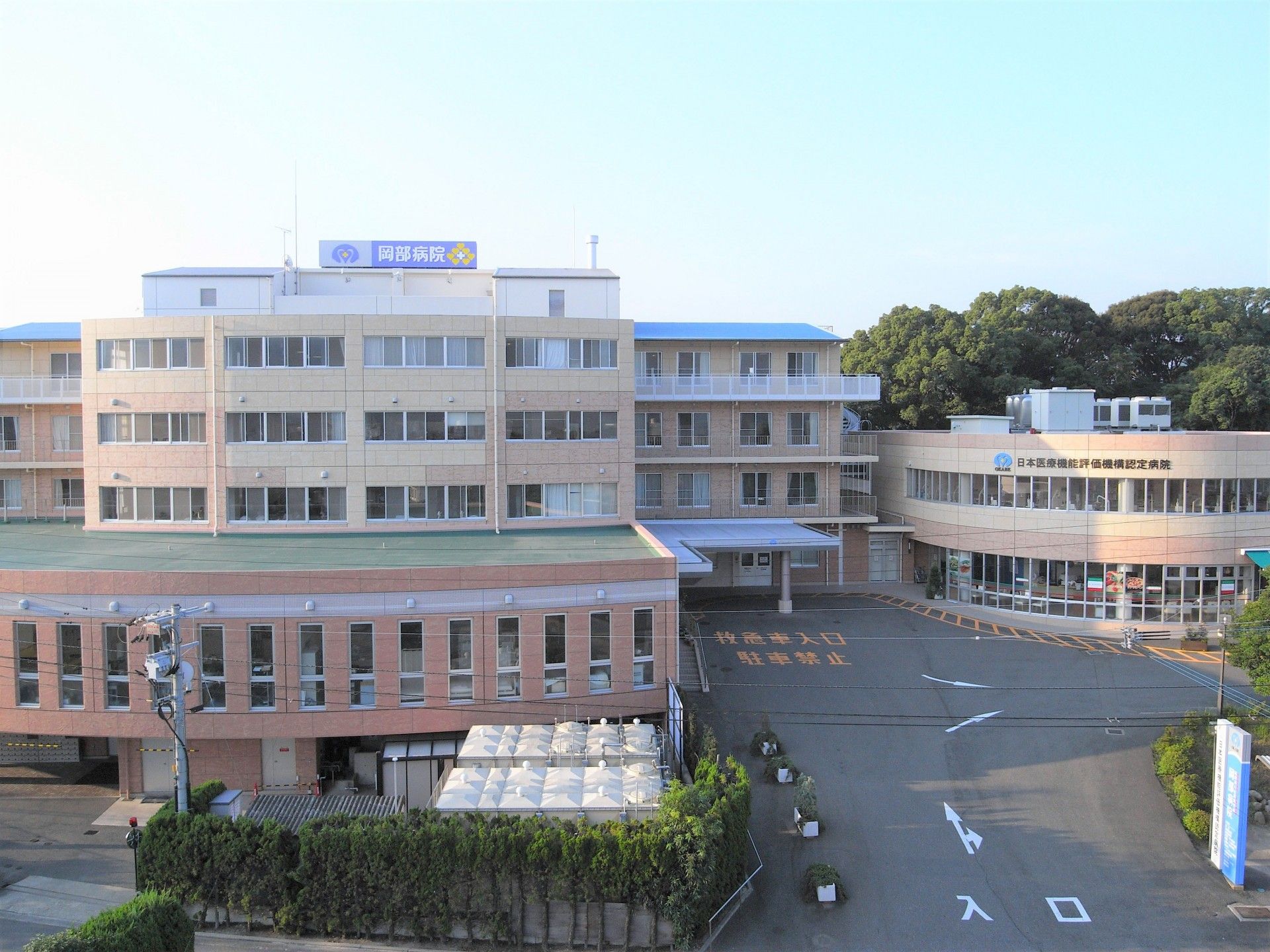 広い建物の外観