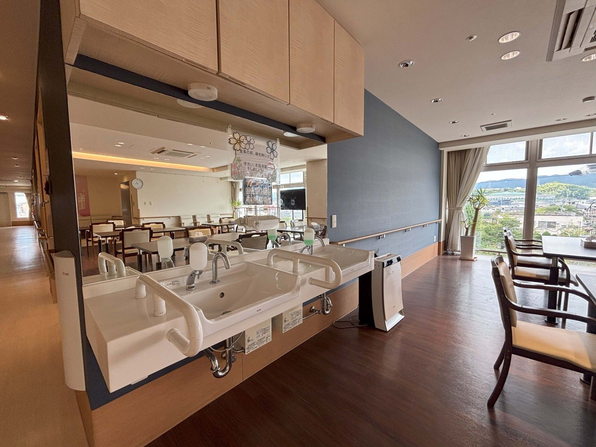 広い窓のある共有スペース