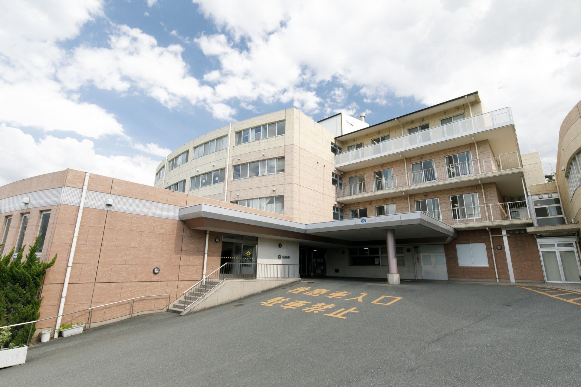 広いエントランスの建物