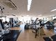 運動機器が並ぶ広々とした空間