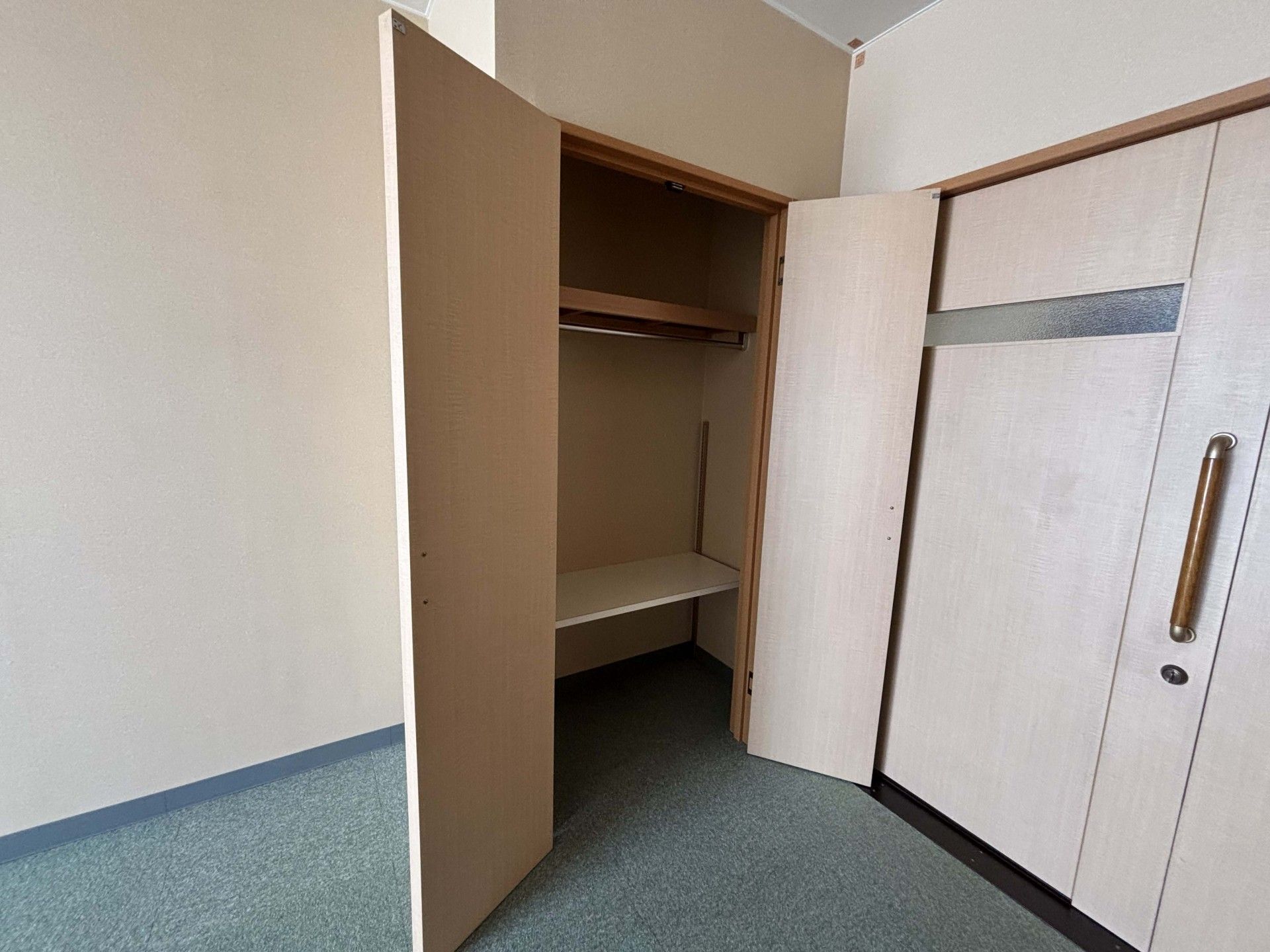 収納スペースの扉