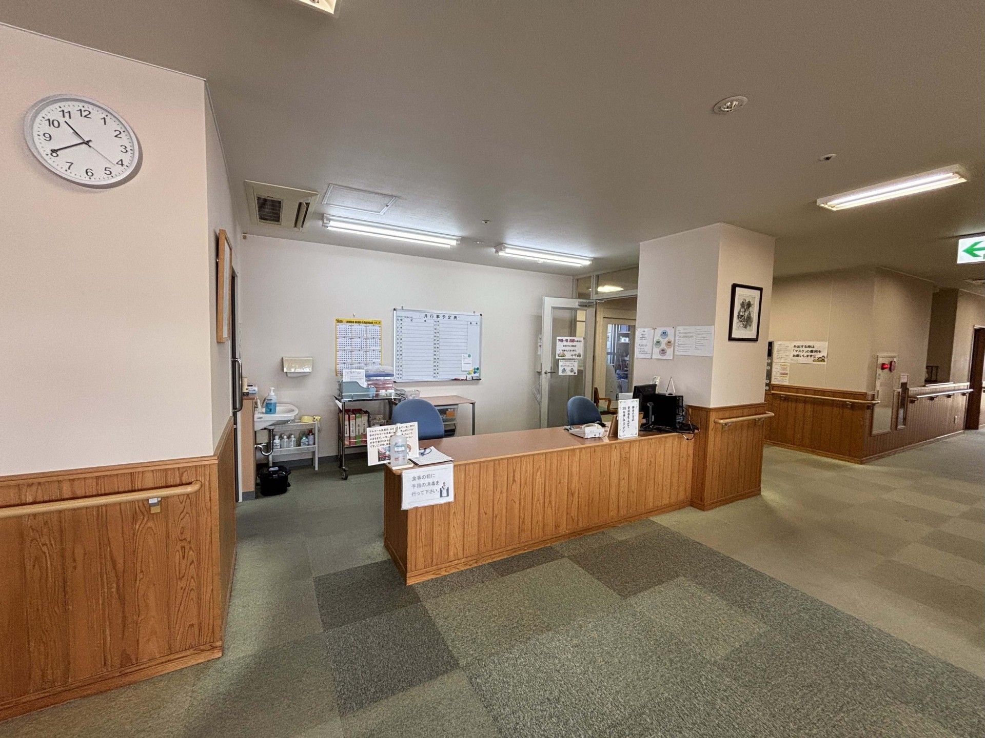 受付カウンターと廊下