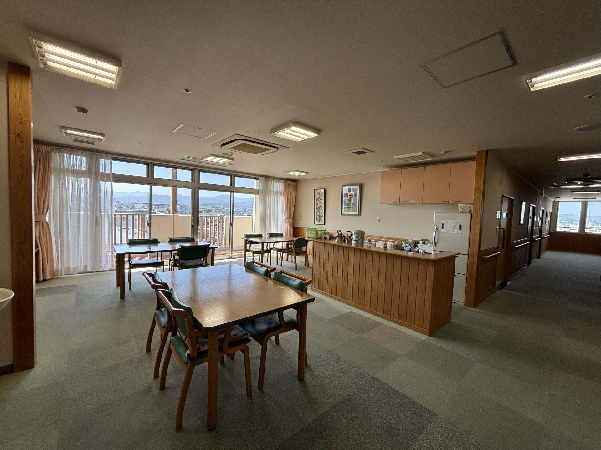 窓際の明るい食事スペース