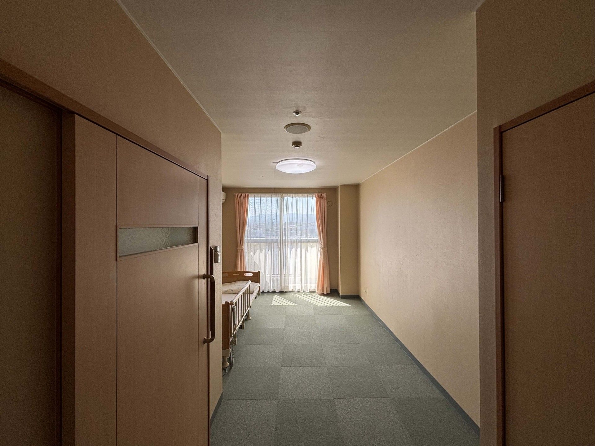 明るい個室の廊下