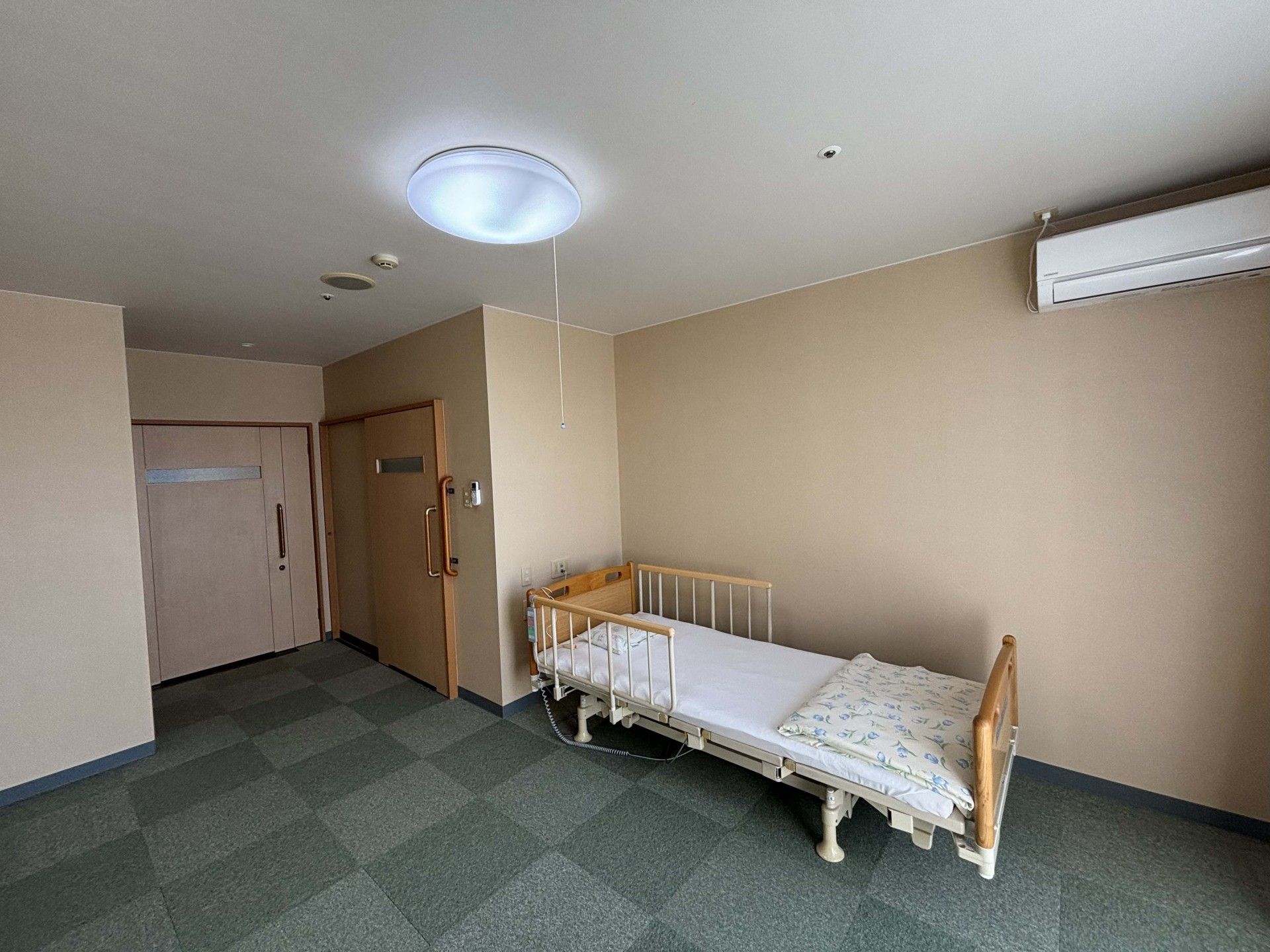 シンプルな個室の一角