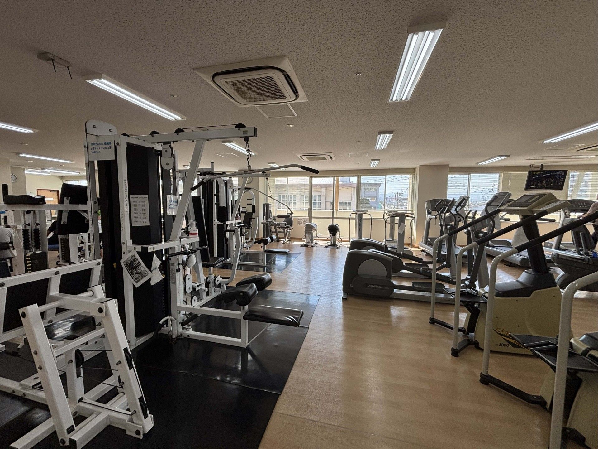 運動器具が並ぶ部屋