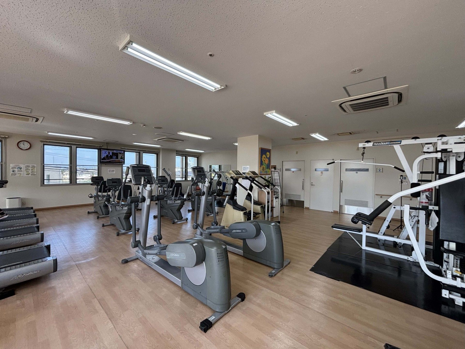 運動器具が並ぶ部屋